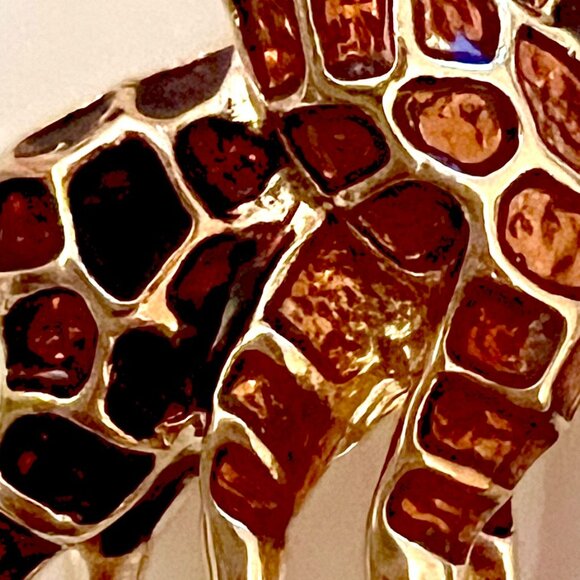 🧷Vintage Giraffes Brooch / Pin - Brown and Tan Enamel on Gold-Tone Metal - Picture 5 of 5